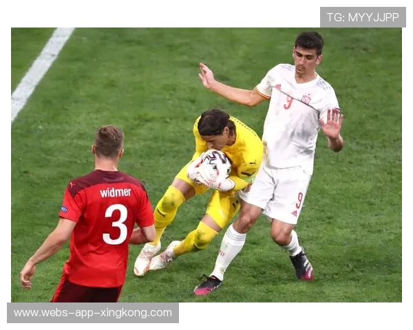 足球后卫倒钩解围，动作堪比大片