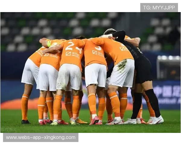 石家庄功夫新援边路接应，斜插禁区接到穿透球